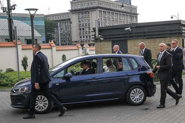 Papież Franciszek podróżuje Golfem Sportsvanem