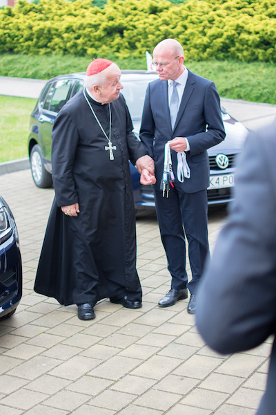 Papież Franciszek podróżuje Golfem Sportsvanem