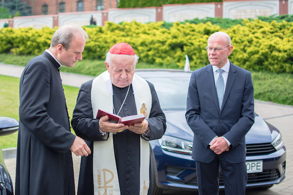 Papież Franciszek podróżuje Golfem Sportsvanem