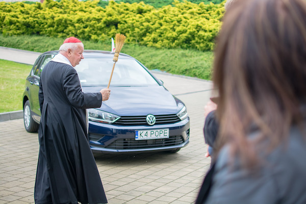 Papież Franciszek podróżuje Golfem Sportsvanem