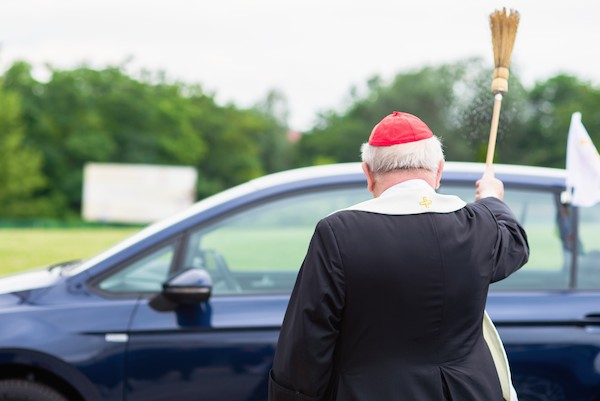 Papież Franciszek podróżuje Golfem Sportsvanem