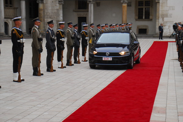 Papież Franciszek podróżuje Golfem Sportsvanem