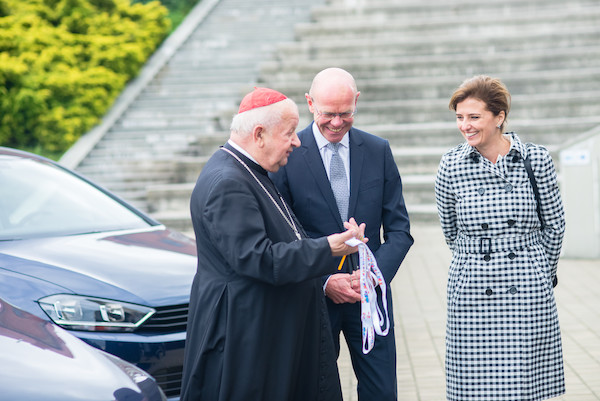 Papież Franciszek podróżuje Golfem Sportsvanem