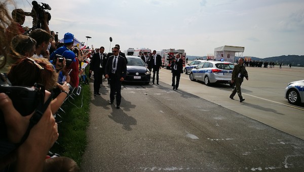 Papież Franciszek podróżuje Golfem Sportsvanem