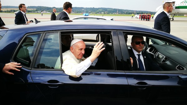 Papież Franciszek podróżuje Golfem Sportsvanem