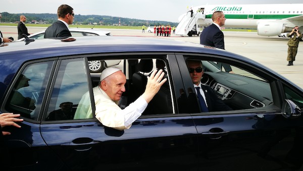 Papież Franciszek podróżuje Golfem Sportsvanem