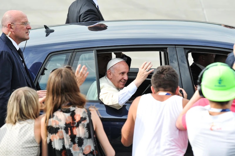 Papież Franciszek podróżuje Golfem Sportsvanem - 19.