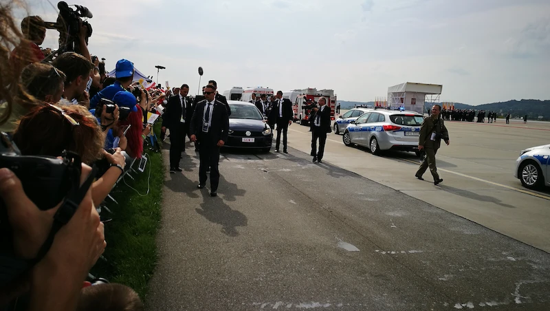 Papież Franciszek podróżuje Golfem Sportsvanem - 20.