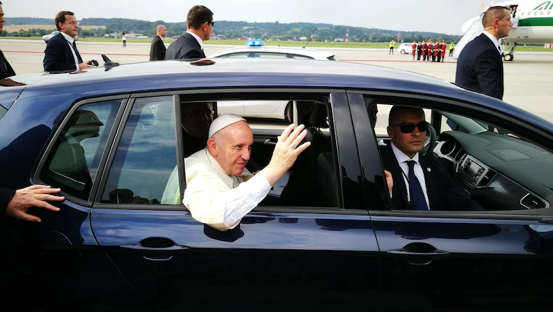 Papież Franciszek podróżuje Golfem Sportsvanem - 21.