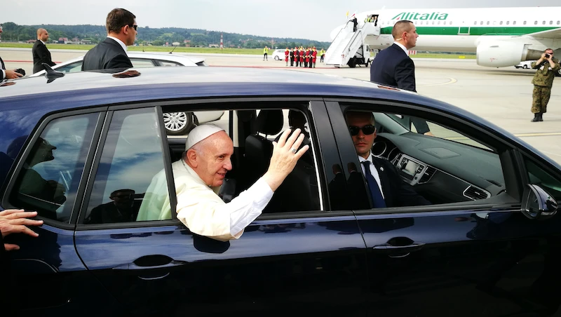 Papież Franciszek podróżuje Golfem Sportsvanem - 29.