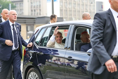 Papież Franciszek podróżuje Golfem