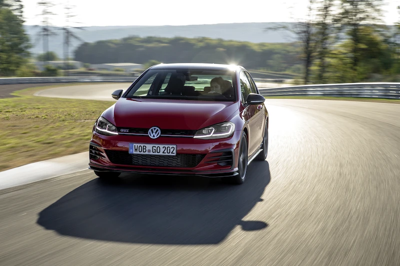 Golf z genami auta wyścigowego: Volkswagen rozpoczął sprzedaż Golfa GTI TCR - 6.
