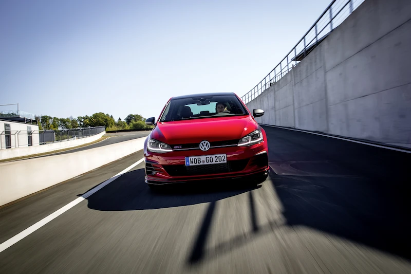 Golf z genami auta wyścigowego: Volkswagen rozpoczął sprzedaż Golfa GTI TCR - 7.
