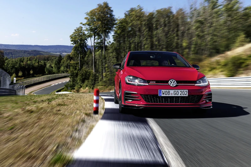Golf z genami auta wyścigowego: Volkswagen rozpoczął sprzedaż Golfa GTI TCR - 10.