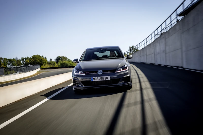 Golf z genami auta wyścigowego: Volkswagen rozpoczął sprzedaż Golfa GTI TCR - 90.