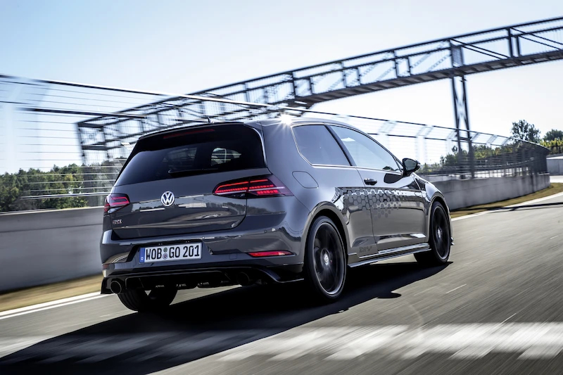 Golf z genami auta wyścigowego: Volkswagen rozpoczął sprzedaż Golfa GTI TCR - 91.