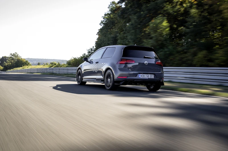 Golf z genami auta wyścigowego: Volkswagen rozpoczął sprzedaż Golfa GTI TCR - 11.