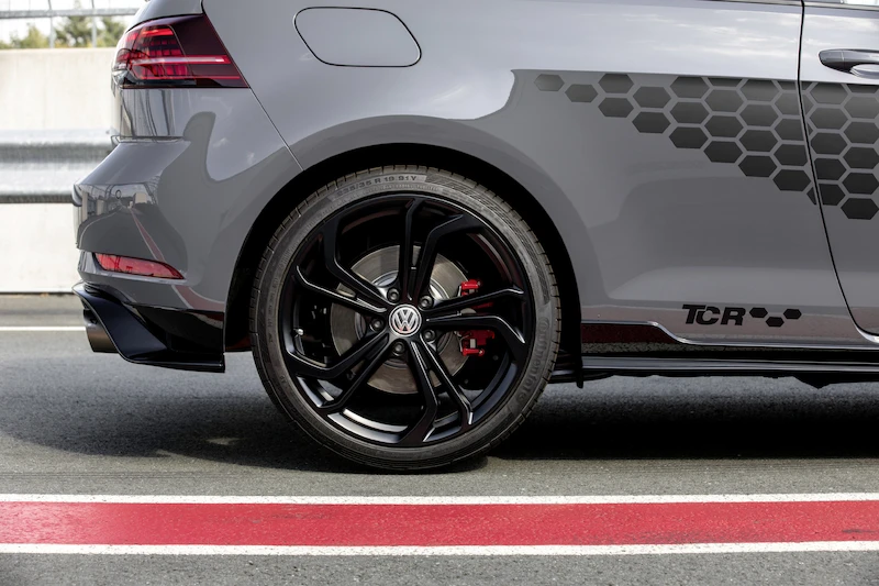 Golf z genami auta wyścigowego: Volkswagen rozpoczął sprzedaż Golfa GTI TCR - 16.