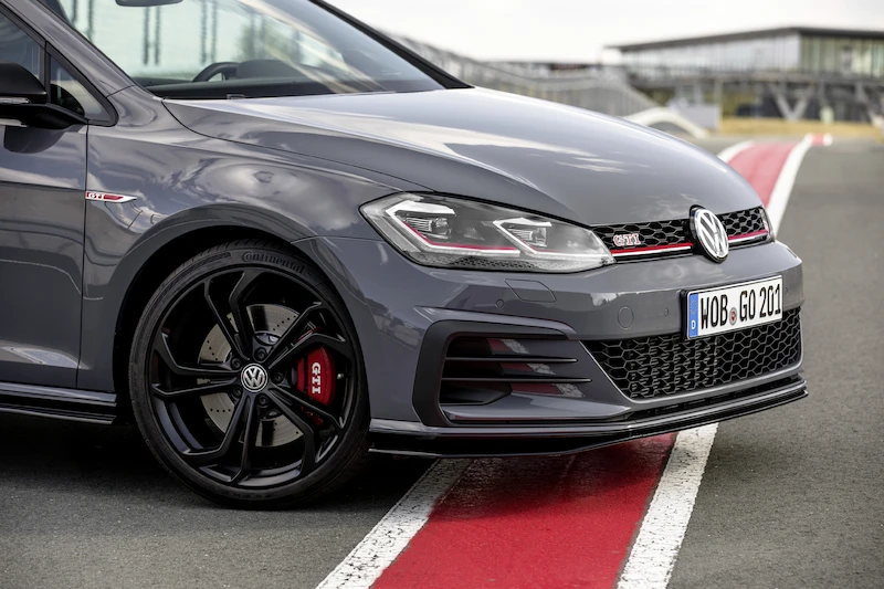 Golf z genami auta wyścigowego: Volkswagen rozpoczął sprzedaż Golfa GTI TCR - 17.