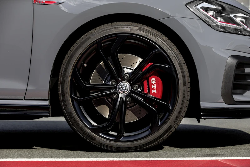 Golf z genami auta wyścigowego: Volkswagen rozpoczął sprzedaż Golfa GTI TCR - 76.