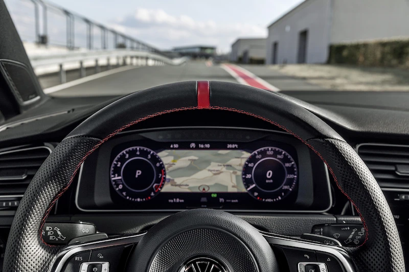 Golf z genami auta wyścigowego: Volkswagen rozpoczął sprzedaż Golfa GTI TCR - 18.