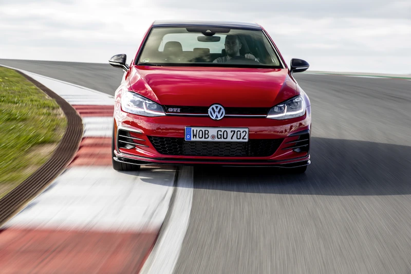 Golf z genami auta wyścigowego: Volkswagen rozpoczął sprzedaż Golfa GTI TCR - 93.