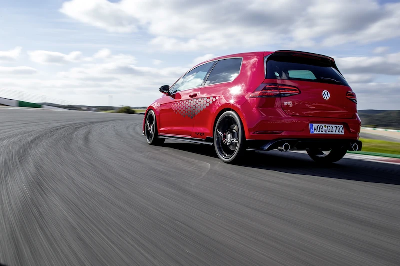 Golf z genami auta wyścigowego: Volkswagen rozpoczął sprzedaż Golfa GTI TCR - 94.