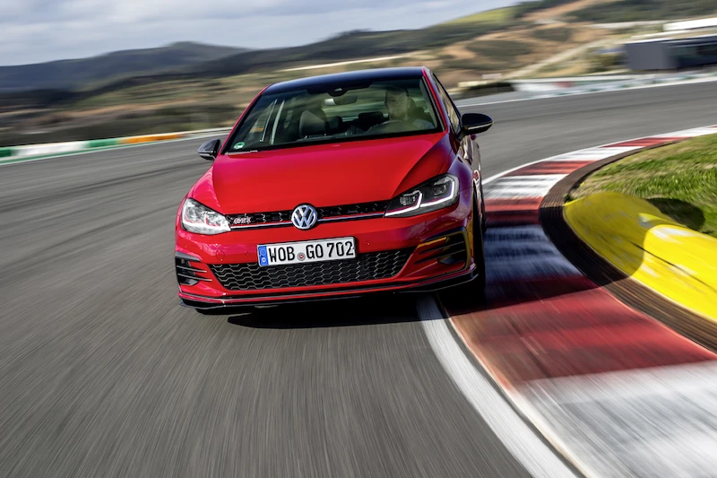 Golf z genami auta wyścigowego: Volkswagen rozpoczął sprzedaż Golfa GTI TCR - 25.