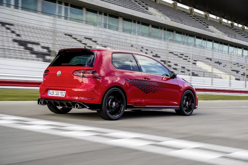 Golf z genami auta wyścigowego: Volkswagen rozpoczął sprzedaż Golfa GTI TCR - 78.
