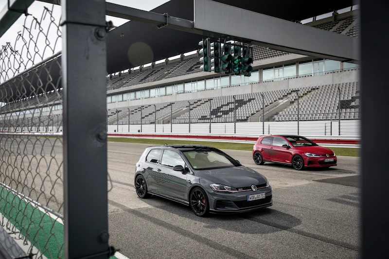 Golf z genami auta wyścigowego: Volkswagen rozpoczął sprzedaż Golfa GTI TCR - 79.