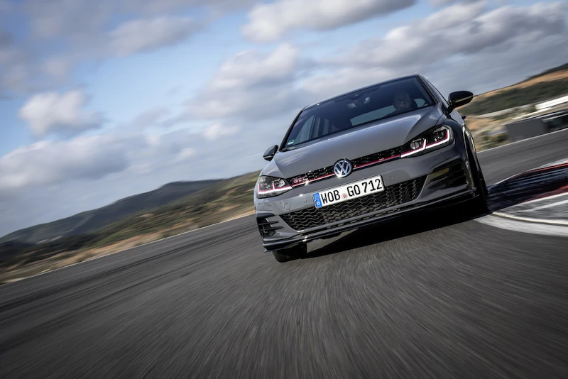 Golf z genami auta wyścigowego: Volkswagen rozpoczął sprzedaż Golfa GTI TCR - 97.