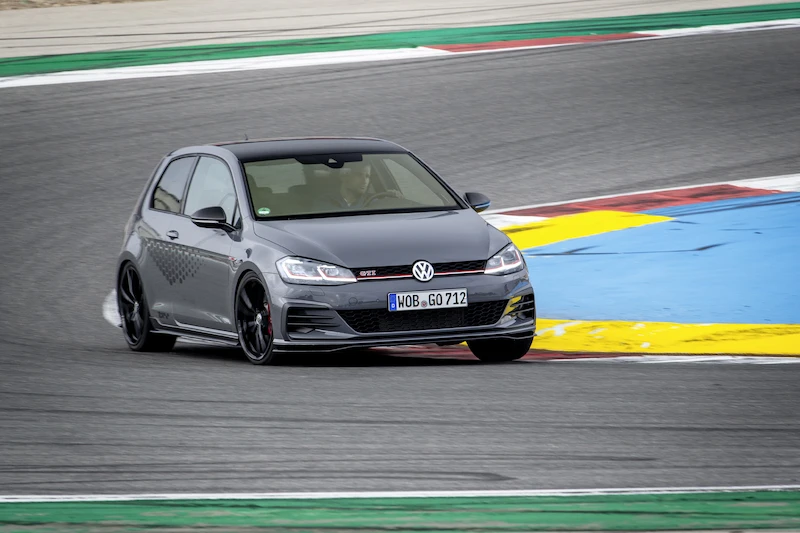 Golf z genami auta wyścigowego: Volkswagen rozpoczął sprzedaż Golfa GTI TCR - 40.