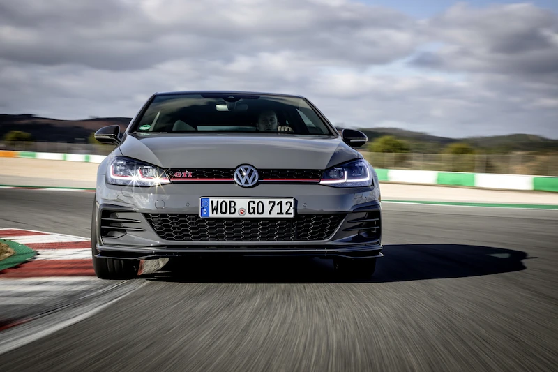 Golf z genami auta wyścigowego: Volkswagen rozpoczął sprzedaż Golfa GTI TCR - 41.