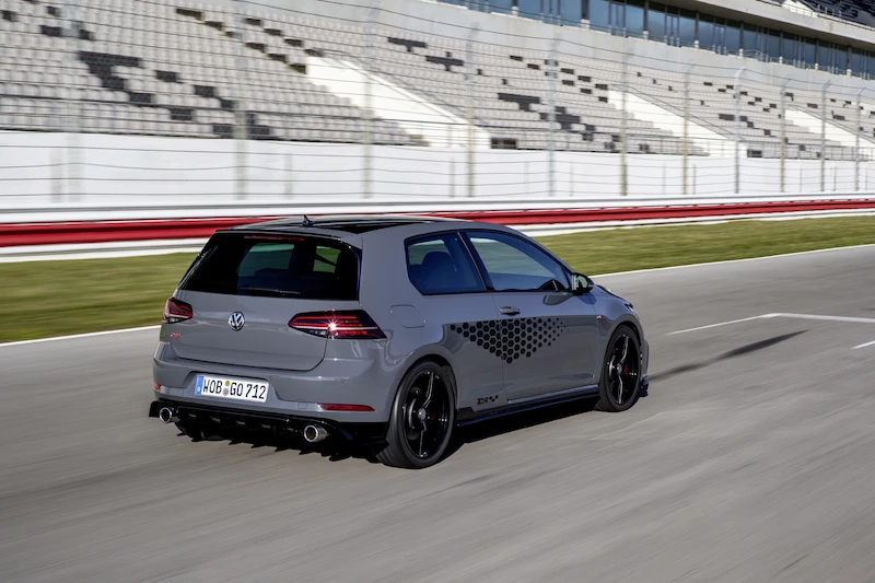 Golf z genami auta wyścigowego: Volkswagen rozpoczął sprzedaż Golfa GTI TCR - 42.