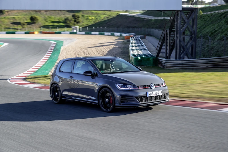 Golf z genami auta wyścigowego: Volkswagen rozpoczął sprzedaż Golfa GTI TCR - 45.