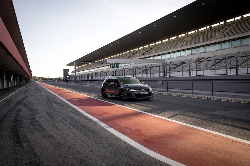 Golf z genami auta wyścigowego: Volkswagen rozpoczął sprzedaż Golfa GTI TCR - 47.