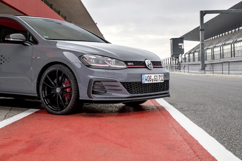 Golf z genami auta wyścigowego: Volkswagen rozpoczął sprzedaż Golfa GTI TCR - 48.