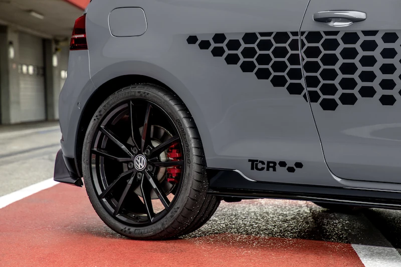 Golf z genami auta wyścigowego: Volkswagen rozpoczął sprzedaż Golfa GTI TCR - 50.