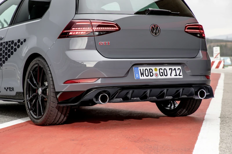 Golf z genami auta wyścigowego: Volkswagen rozpoczął sprzedaż Golfa GTI TCR - 100.