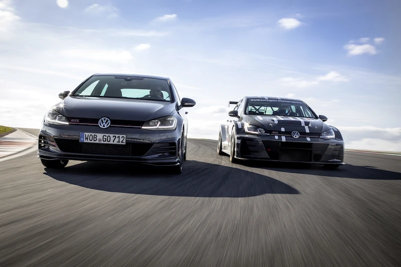 Golf z genami auta wyścigowego: Volkswagen rozpoczął sprzedaż Golfa GTI TCR - 52.