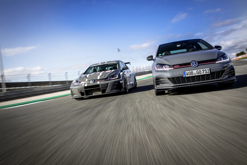 Golf z genami auta wyścigowego: Volkswagen rozpoczął sprzedaż Golfa GTI TCR - 54.
