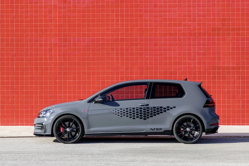 Golf z genami auta wyścigowego: Volkswagen rozpoczął sprzedaż Golfa GTI TCR - 55.
