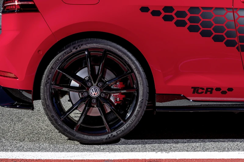 Golf z genami auta wyścigowego: Volkswagen rozpoczął sprzedaż Golfa GTI TCR - 57.