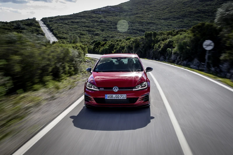 Golf z genami auta wyścigowego: Volkswagen rozpoczął sprzedaż Golfa GTI TCR - 84.
