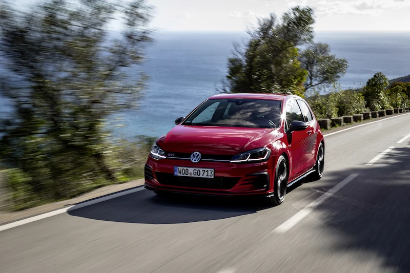 Golf z genami auta wyścigowego: Volkswagen rozpoczął sprzedaż Golfa GTI TCR - 104.