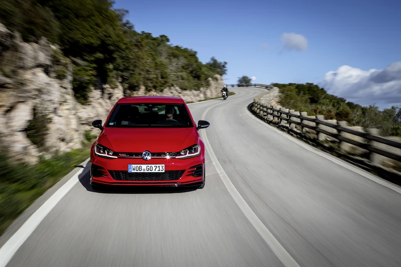 Golf z genami auta wyścigowego: Volkswagen rozpoczął sprzedaż Golfa GTI TCR - 69.