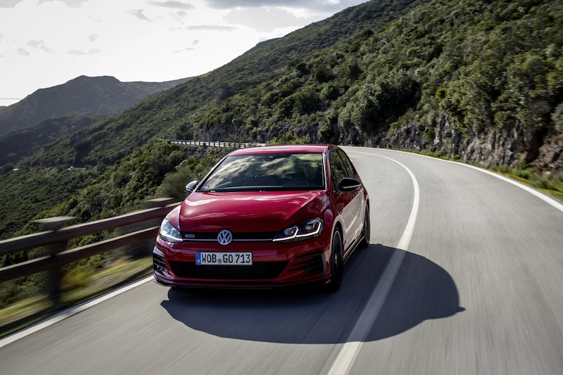 Golf z genami auta wyścigowego: Volkswagen rozpoczął sprzedaż Golfa GTI TCR - 70.