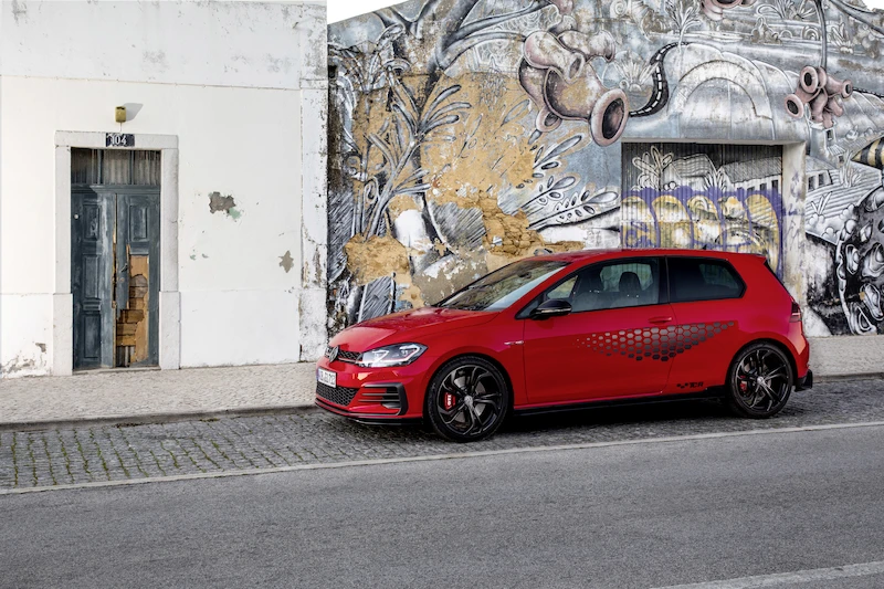 Golf z genami auta wyścigowego: Volkswagen rozpoczął sprzedaż Golfa GTI TCR - 85.