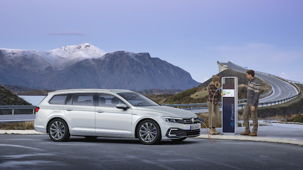 Premiera podczas Salonu Genewskiego: Nowy Passat* jako pierwszy Volkswagen będzie mógł poruszać się częściowo automatycznie przy wyższych prędkościach