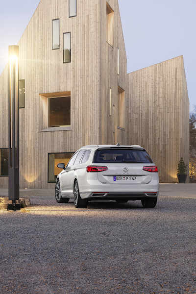 Premiera podczas Salonu Genewskiego: Nowy Passat* jako pierwszy Volkswagen będzie mógł poruszać się częściowo automatycznie przy wyższych prędkościach